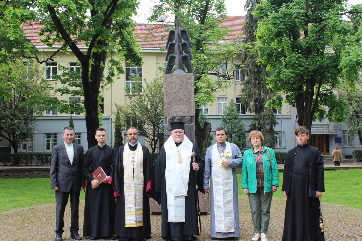 Єпископ Віктор Бедь, за участі представників ЗКО НРУ та громадськості, молитовно вшанував світлу пам’ять жертв політичних репресій в Україні