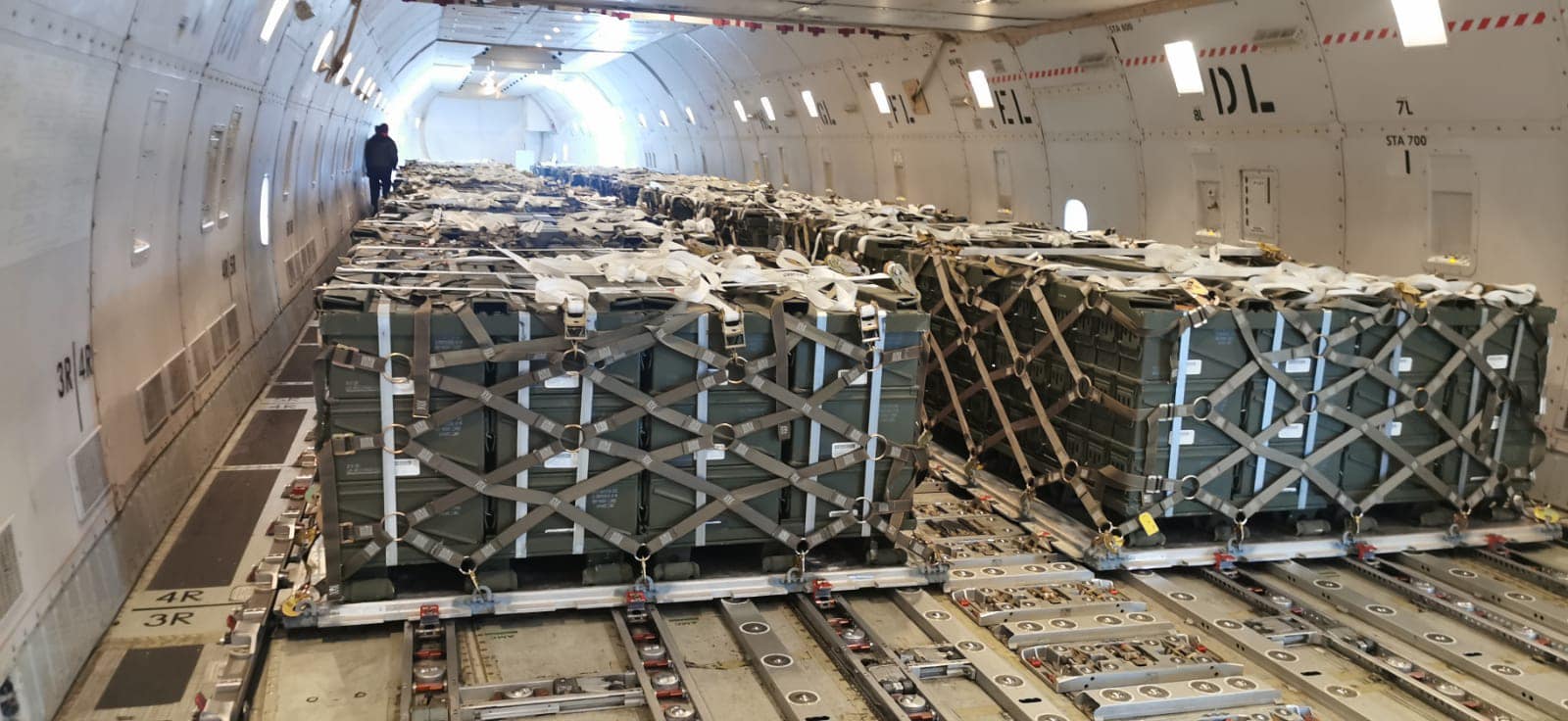 Сьомий літак зі США привіз в Україну 85 тонн боєприпасів для гранатометів