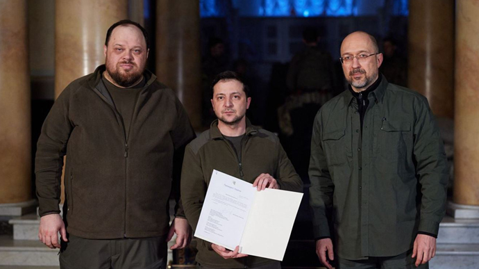 Зеленський підписав заявку на вступ до ЄС