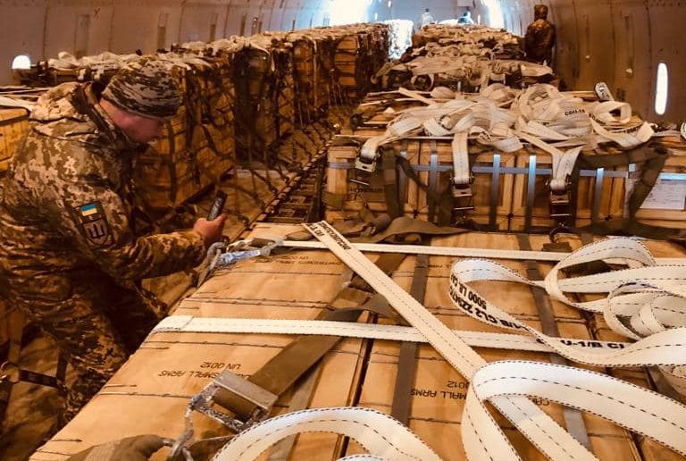 Дев’ятий борт зі США доставив в Україну 80 тонн бойових патронів