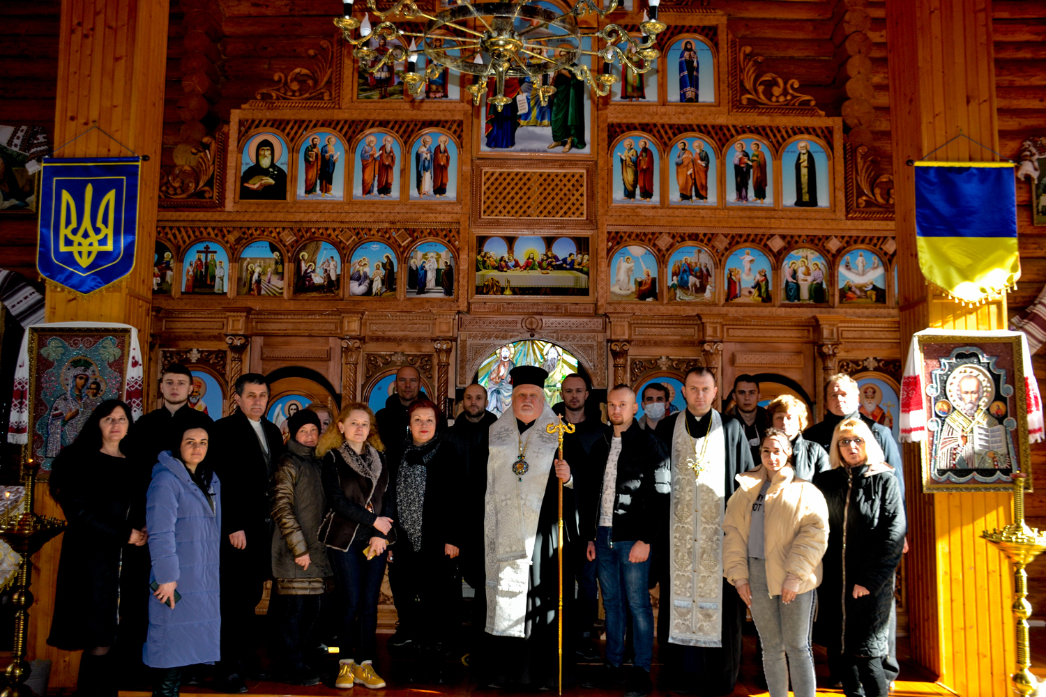 Представники борців за незалежність України, НРУ та громадськості, за участі духовенства ПЦУ в Ужгороді, молитовно вшанували Героїв Небесної Сотні та полеглих українських воїнів-захисників, які полягли під Дебальцевим