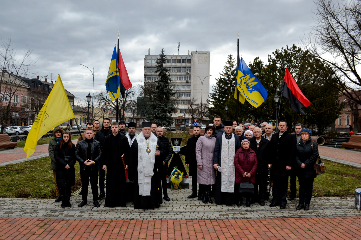 Представники Народного Руху України та борців за незалежність України у м. Ужгород, за участі духовенства ПЦУ, вшанували молитовно Героїв Небесної Сотні