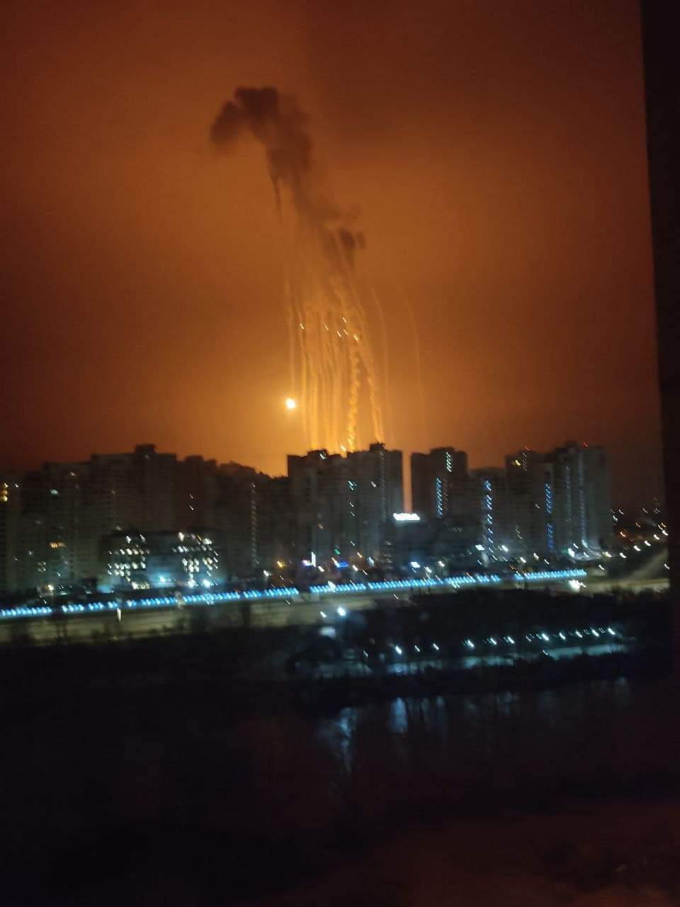 Українська ППО збиває ракети росіян над Києвом. ФОТО, ВІДЕО