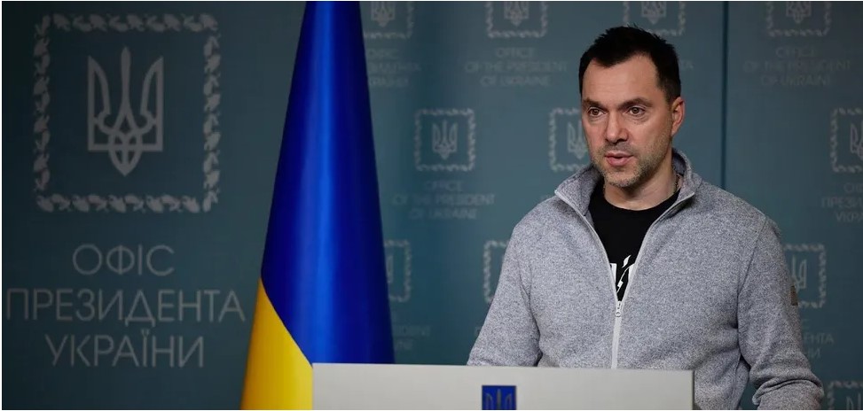 Арестович: ЗСУ завдають потужних ударів по противнику, “гарячими” залишаються дві точки. Відео