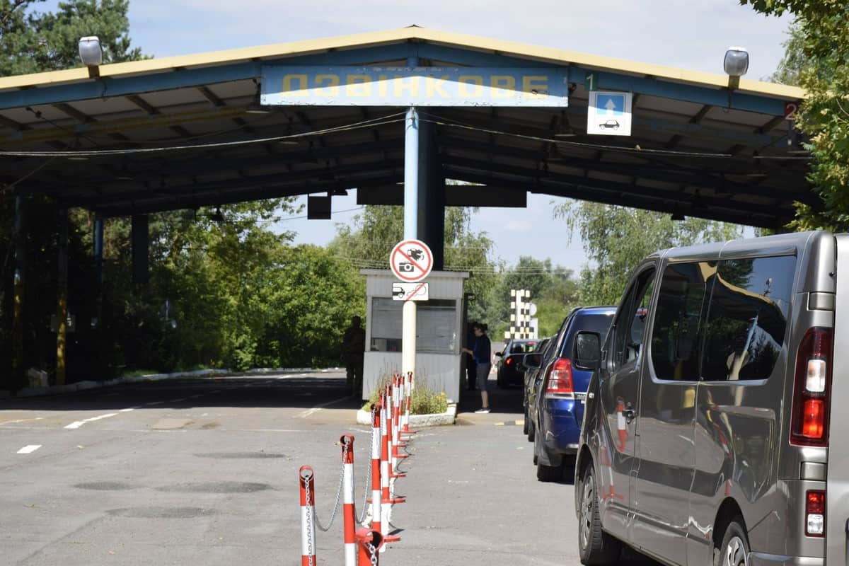 Частину українців зобов’язали повернутися з-за кордону до 25 квітня