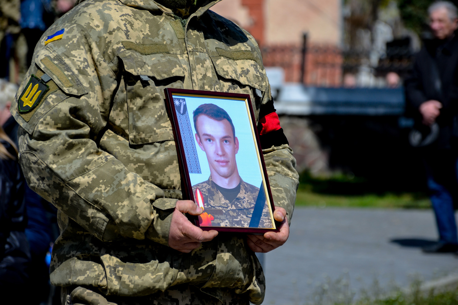 Єпископ Мукачівський і Карпатський Віктор Бедь очолив чин похорону українського воїна-захисника Максима Дубового в м. Ужгород