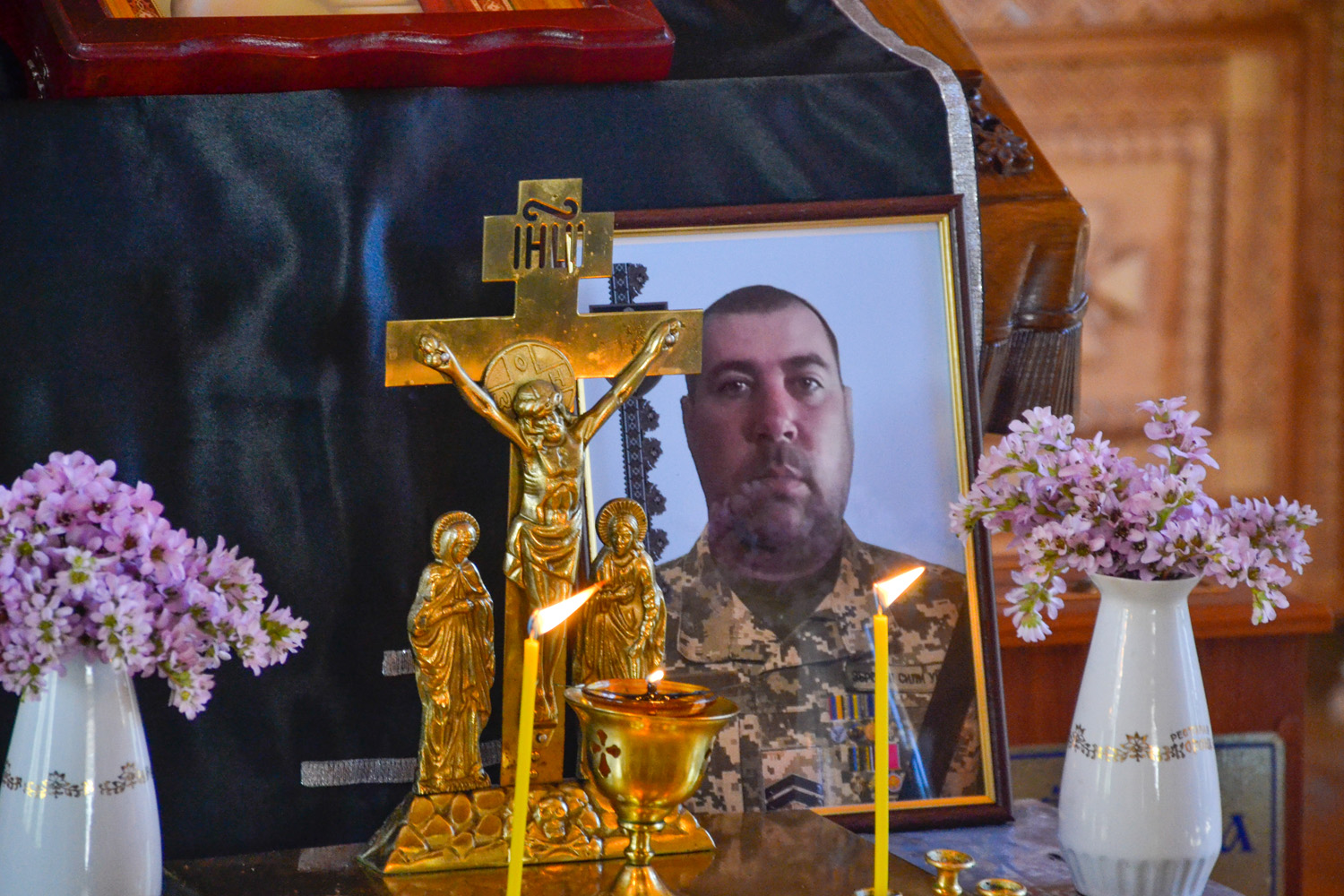 Єпископ Мукачівський і Карпатський Віктор Бедь очолив завершення чину похорону українського воїна-захисника Валентина Деревенського в м. Ужгород