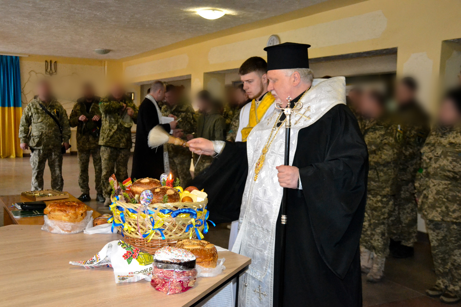 Єпископ Мукачівський і Карпатський Віктор Бедь освятив паски і продуктові приношення для воїнів 101-ї Закарпатської окремої бригади ТрО ЗСУ