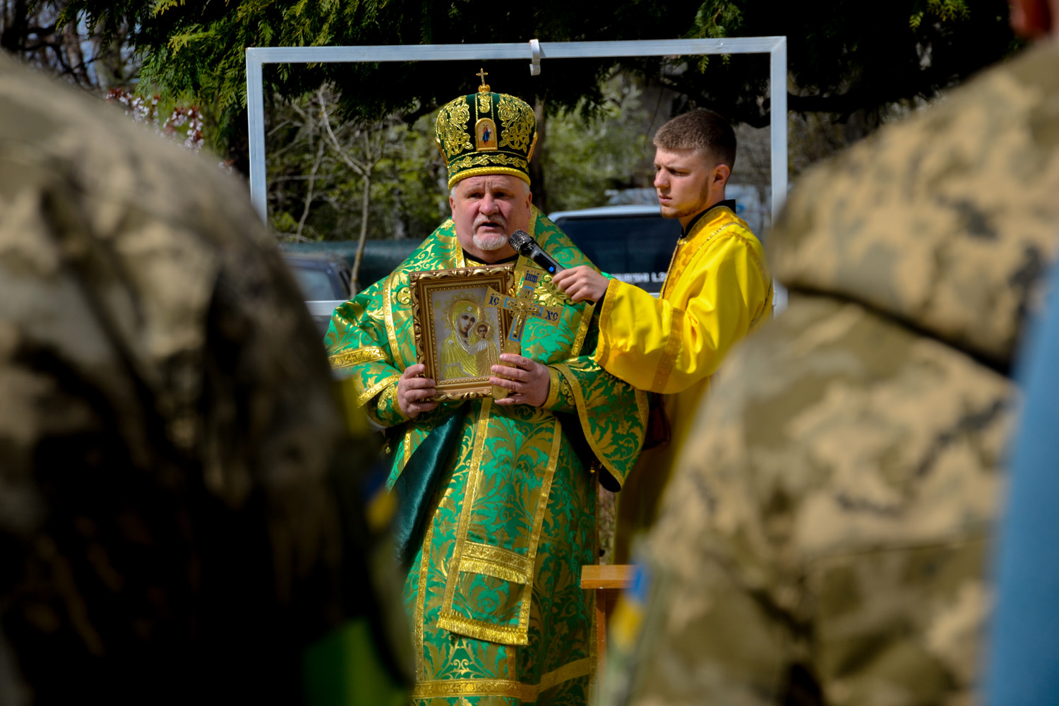 Єпископ Мукачівський і Карпатський Віктор Бедь провів святковий молебень та освятив вітки верби для представників українського воїнства в м. Ужгород