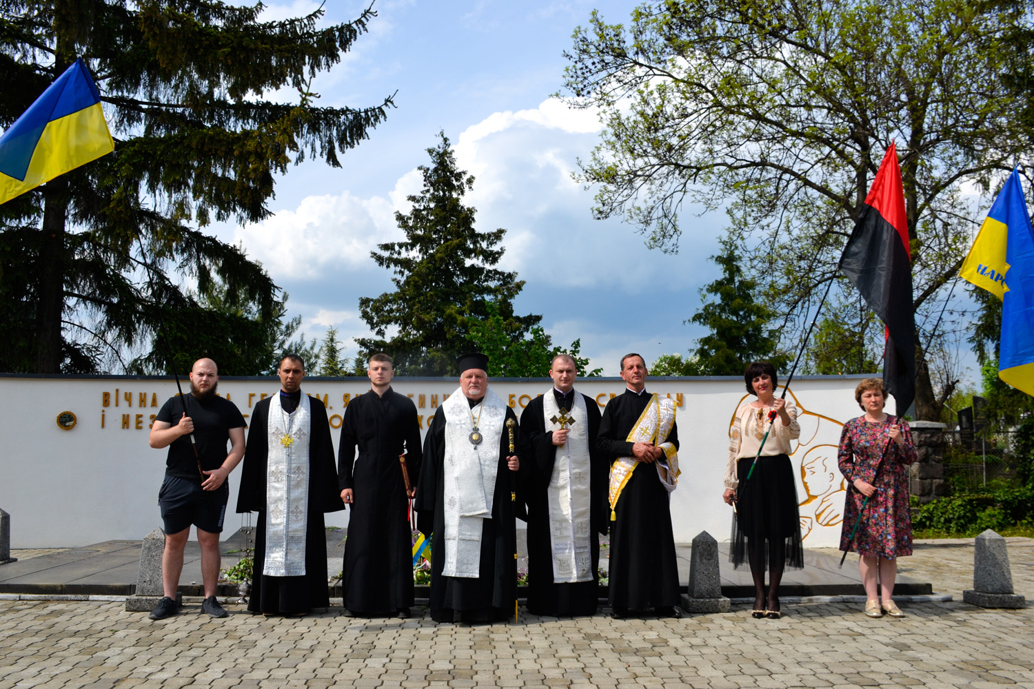 Єпископ Віктор Бедь очолив молебень за Перемогу над московськими рашистами та молитовно вшанував полеглих воїнів і жертви Другої світової війни до 77-річчя Перемоги над нацизмом