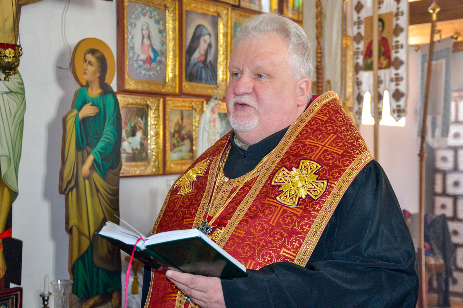 Єпископ Віктор Бедь відслужив нічний молебень за перемогу та збереження життя українських воїнів-захисників, зокрема, воїнів батальйонів та управління 101-шої Закарпатської окремої бригади ТрО ЗСУ