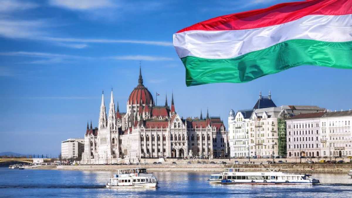 Угорщина таки не дозволятиме транзит зброї в Україну й знову скандально виправдалася