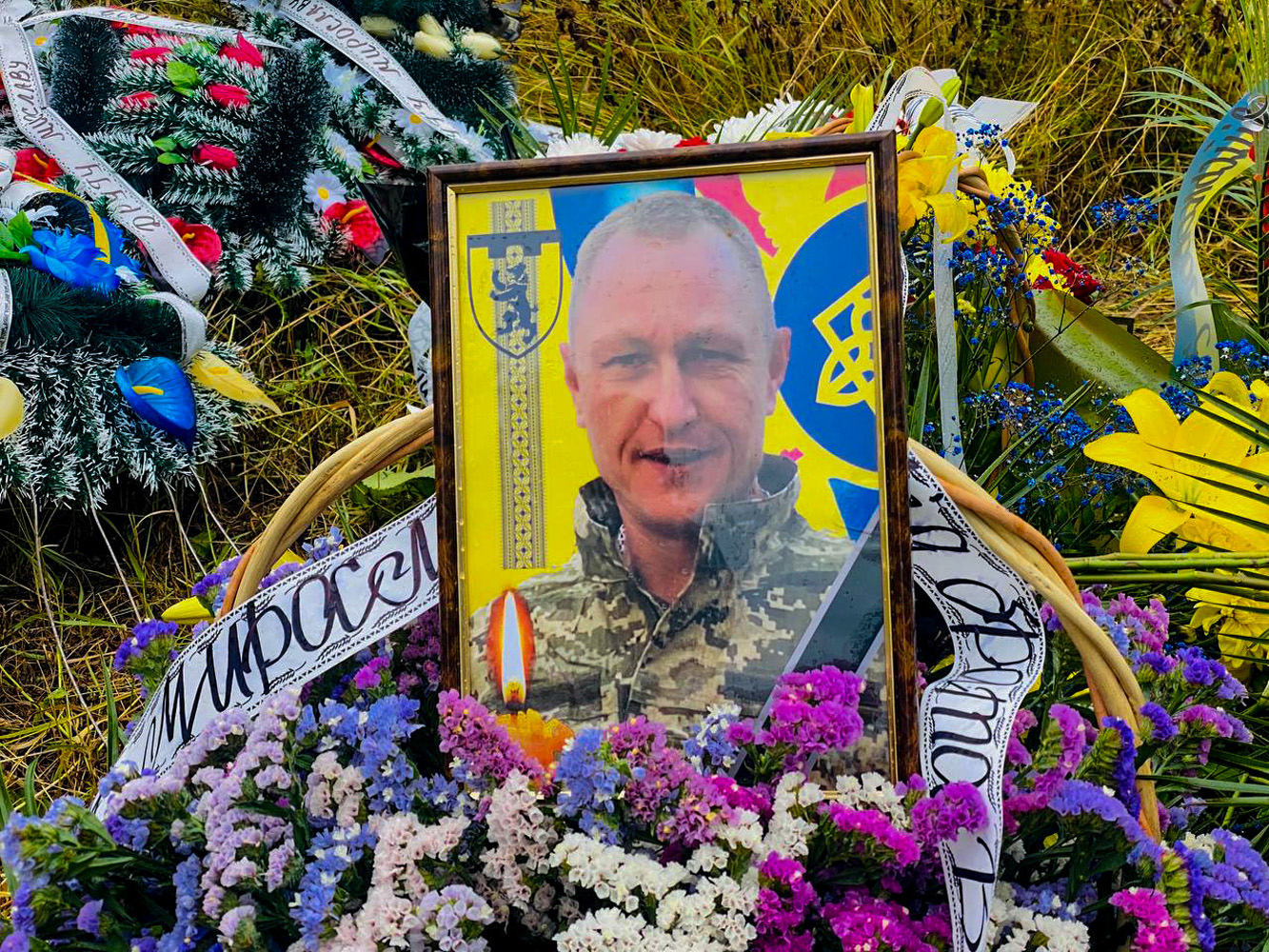 За участі духовенства ПЦУ, в с. Тур’я Поляна Ужгородського району, відбувся похорон українського воїна-захисника Мирослава Гутника, бійця ТрО ЗСУ