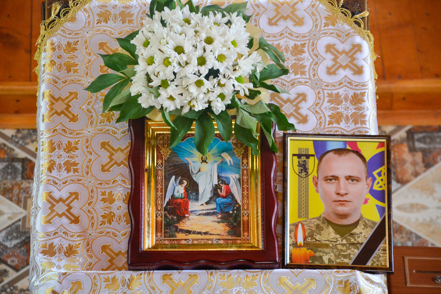 В м. Ужгород, за участі духовенства ПЦУ, поховали українського воїна-захисника Віталія Петюшка, бійця 212-го окремого батальйону ТрО ЗСУ