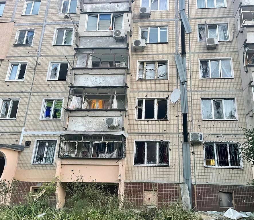 Окупанти вдарили по Дніпропетровщині з “Градів” і “Ураганів”: пошкоджено багатоповерхівки й дитсадок. Фото