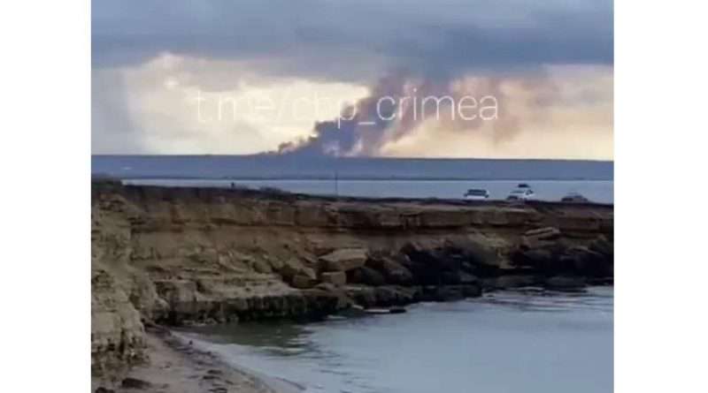 У Криму чергова “бавовна”: біля села Міжводне спалахнула потужна пожежа, у небо здійнялися стовпи диму. Відео