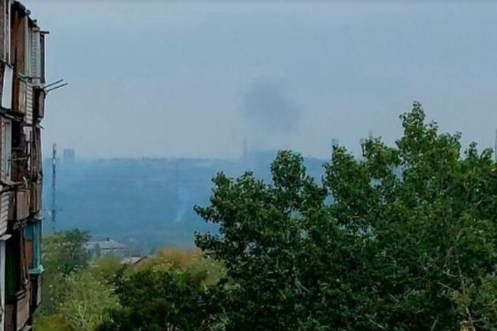 В окупованому Маріуполі вибухи. Дим біля заводу «Азовмаш»