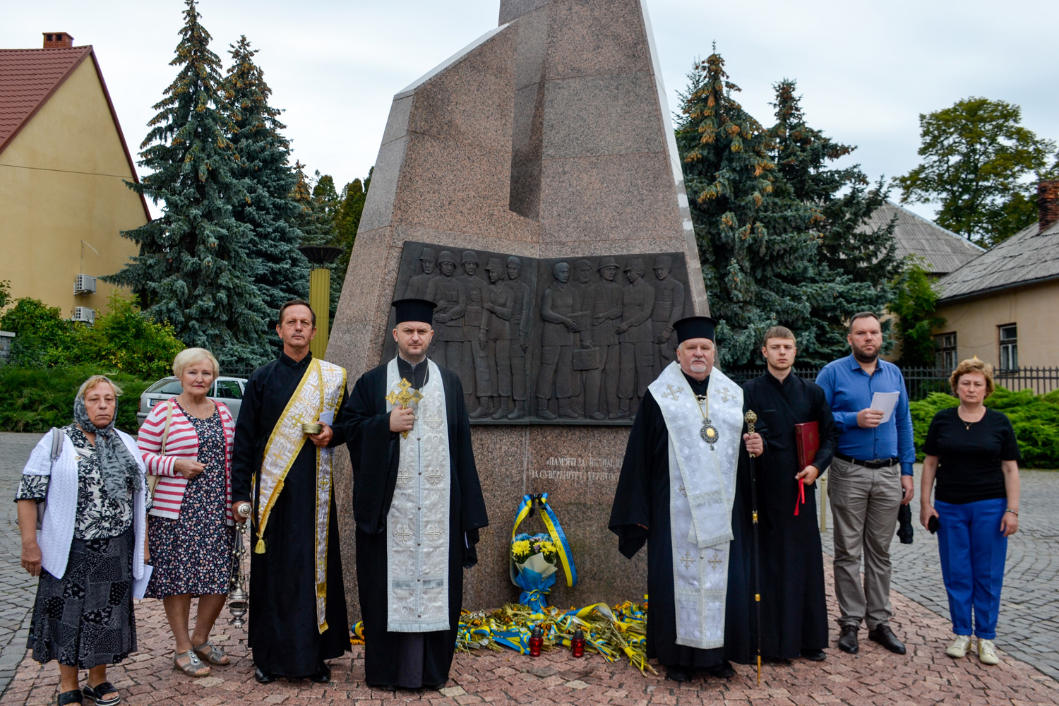 У день жалоби оголошеної на Закарпатті, духовенство ПЦУ відслужило літію за полеглими воїнами на алеї Слави цвинтаря Кальварія у м. Ужгород