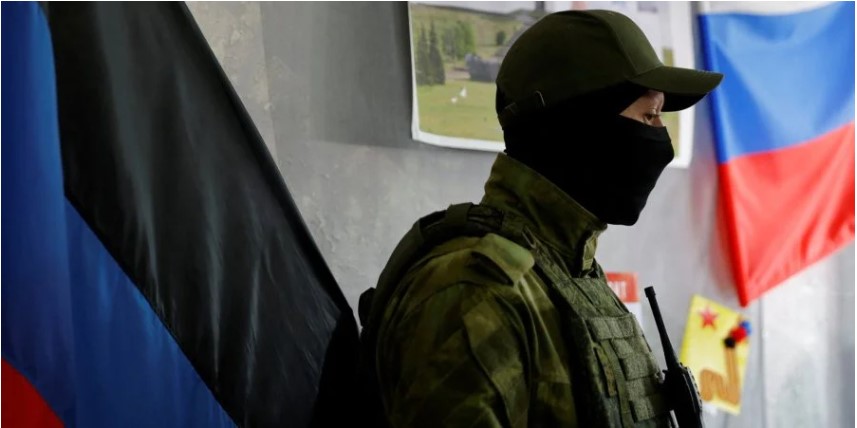 Фарс «референдумів». У чотирьох областях України РФ імітує «голосування»: будинки обходять з автоматниками, міста закрили на виїзд — онлайн