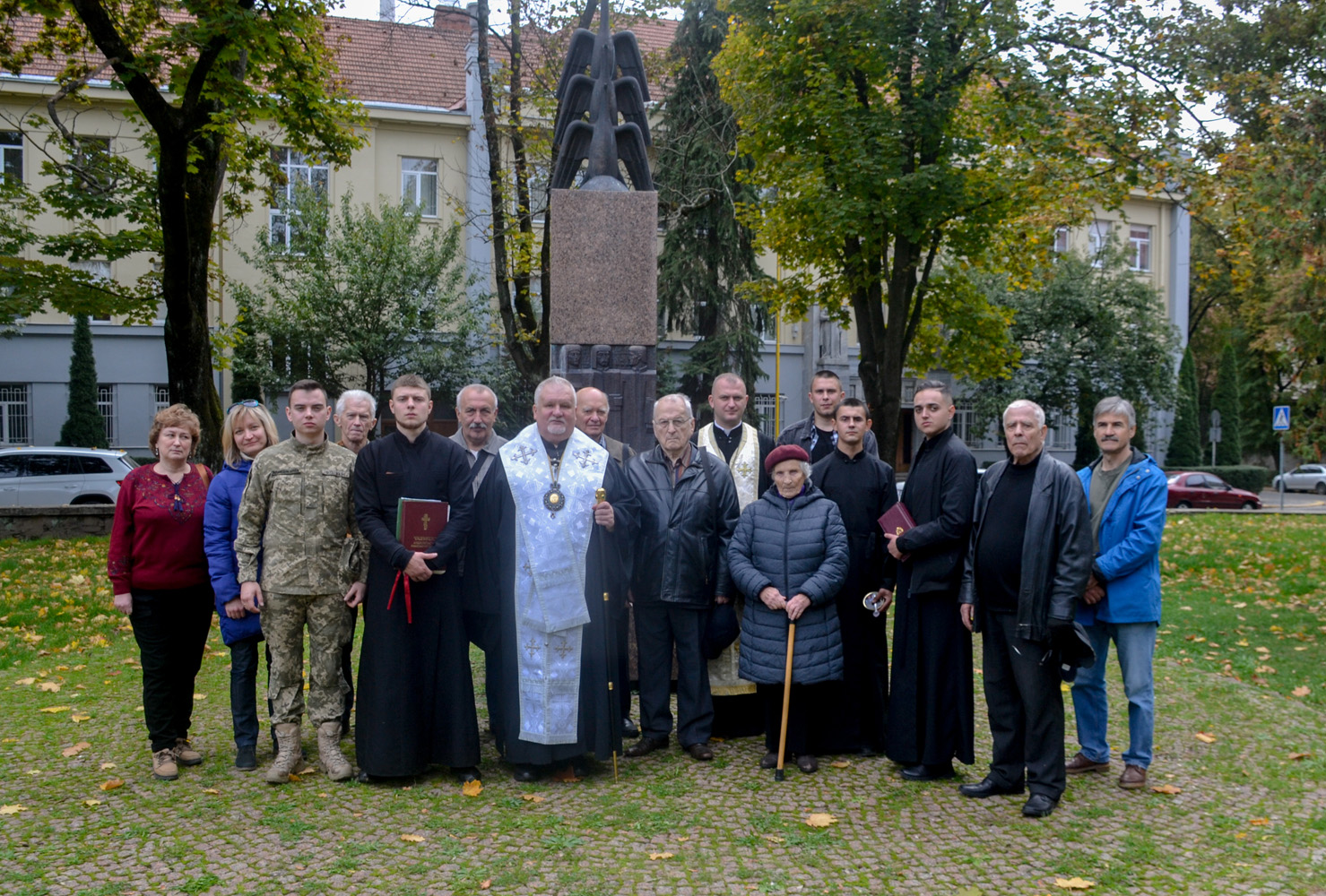 У свято Покрова Пресвятої Богородиці та Дня захисників і захисниць України, представники духовенства ПЦУ та борців за незалежність України молитовно вшанували пам’ять полеглих героїв за незалежність Держави Україна