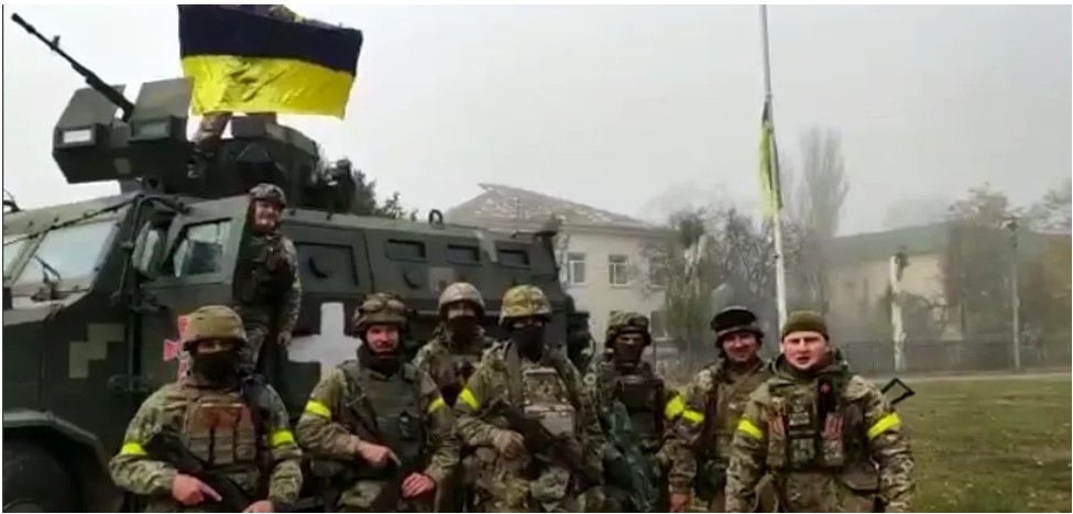 Воїни ЗСУ підняли український стяг у Снігурівці. Відео