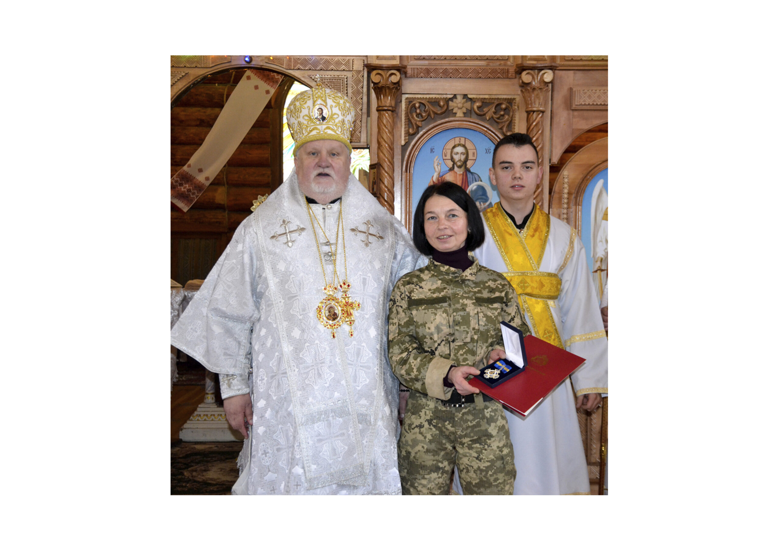 <strong>У свято Різдва Христового, єпископ Віктор Бедь провів нагородження військового медика Ганну Понзель орденом святої Ольги, княгині Київської</strong>