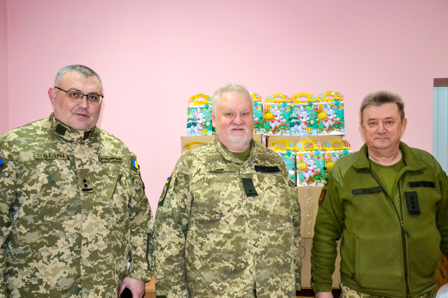 У День ушанування святителя Миколая чудотворця, єпископ Віктор Бедь молитовно благословив військових медиків Мукачівського військового госпіталю, провів нагородження та передав солодкі подарунки їх діточкам