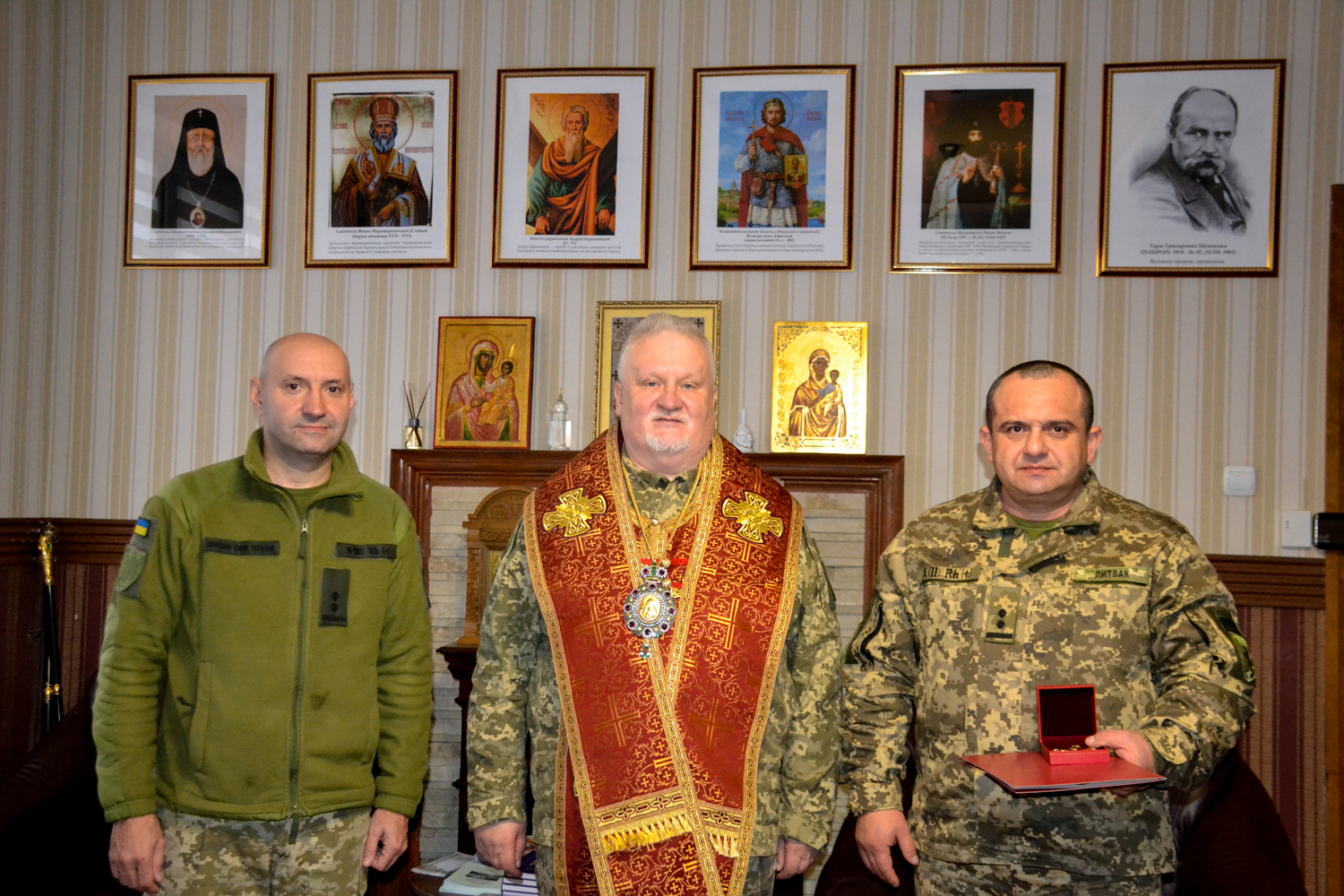 <strong>Єпископ Віктор Бедь відзначив високими церковними нагородами начальників груп 101-шої ОБр Закарпаття ТрО ЗСУ до Дня Збройних Сил України</strong>