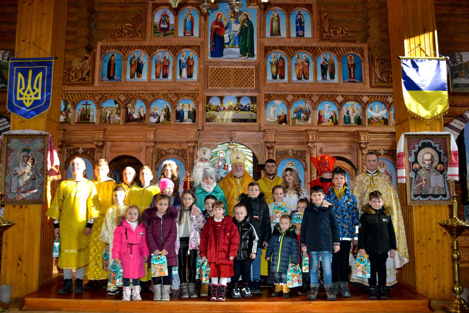 У переддень ушанування святителя Миколая чудотворця єпископ Віктор Бедь очолив Божественну літургію в кафедральному храмі ПЦУ в м. Ужгород