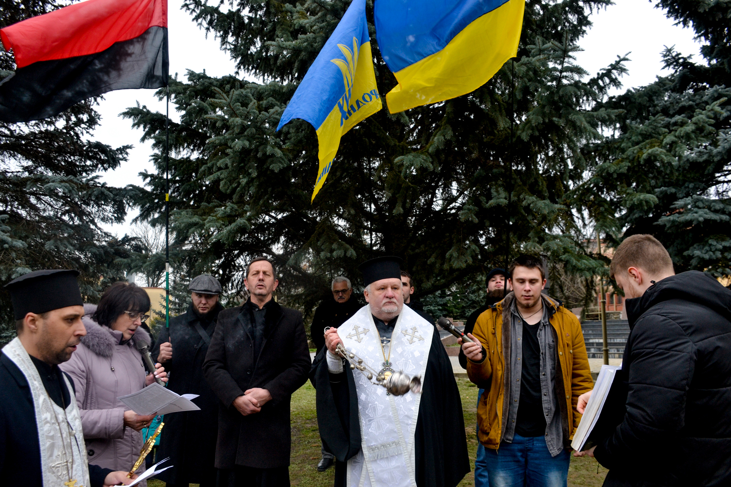 <strong>Єпископ Мукачівський і Карпатський Віктор Бедь очолив заупокійну літію за полеглими українськими воїнами-захисниками у російсько-українській війні на Алеї Слави Ужгородського міського цвинтаря Кальварія</strong>