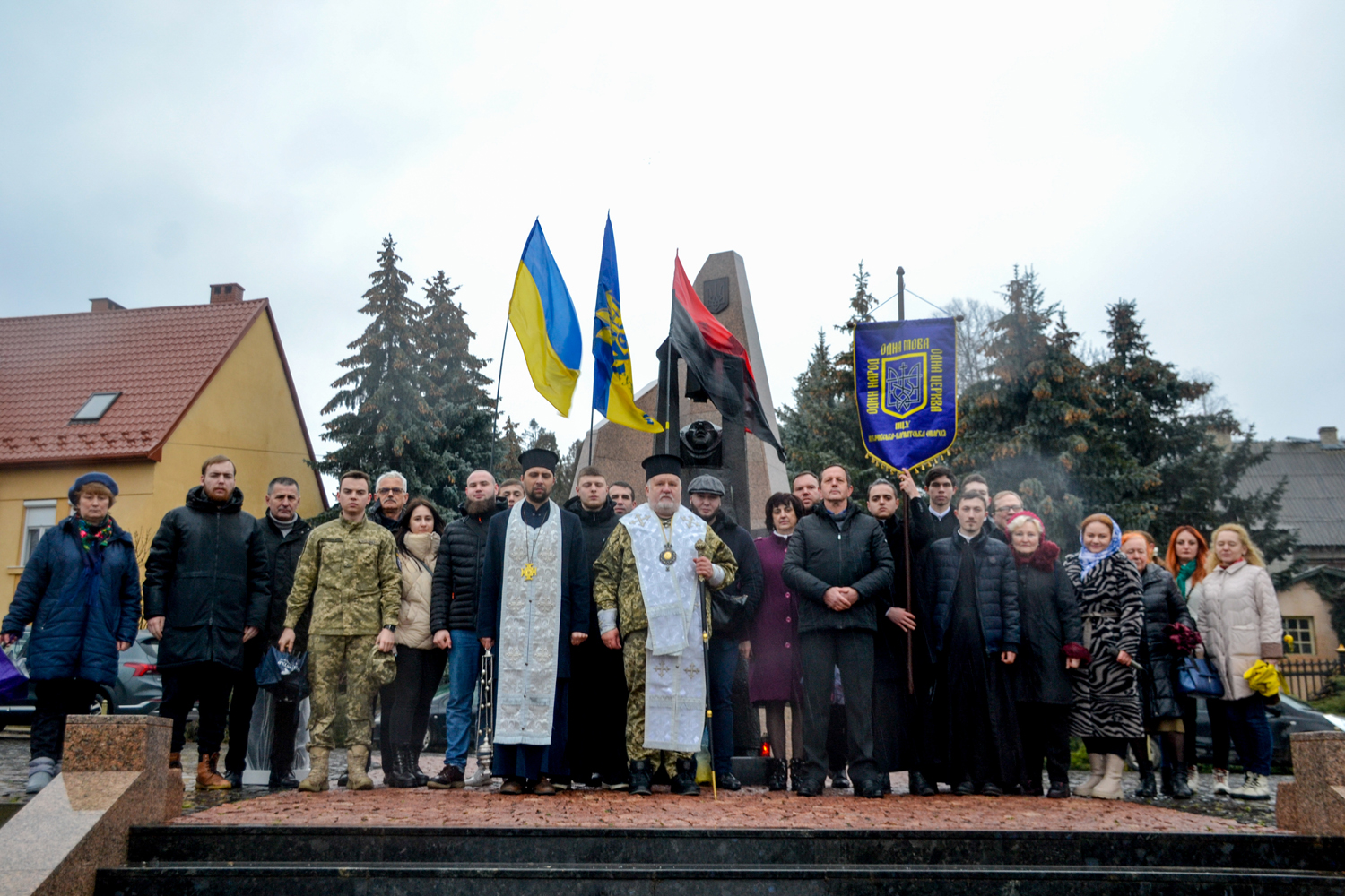 Представники української громадськості, за участі духовенства ПЦУ, молитовно вшанували полеглих українських воїнів-героїв у російсько-українській війні на Пагорбі Слави цвинтаря Кальварія у м. Ужгород