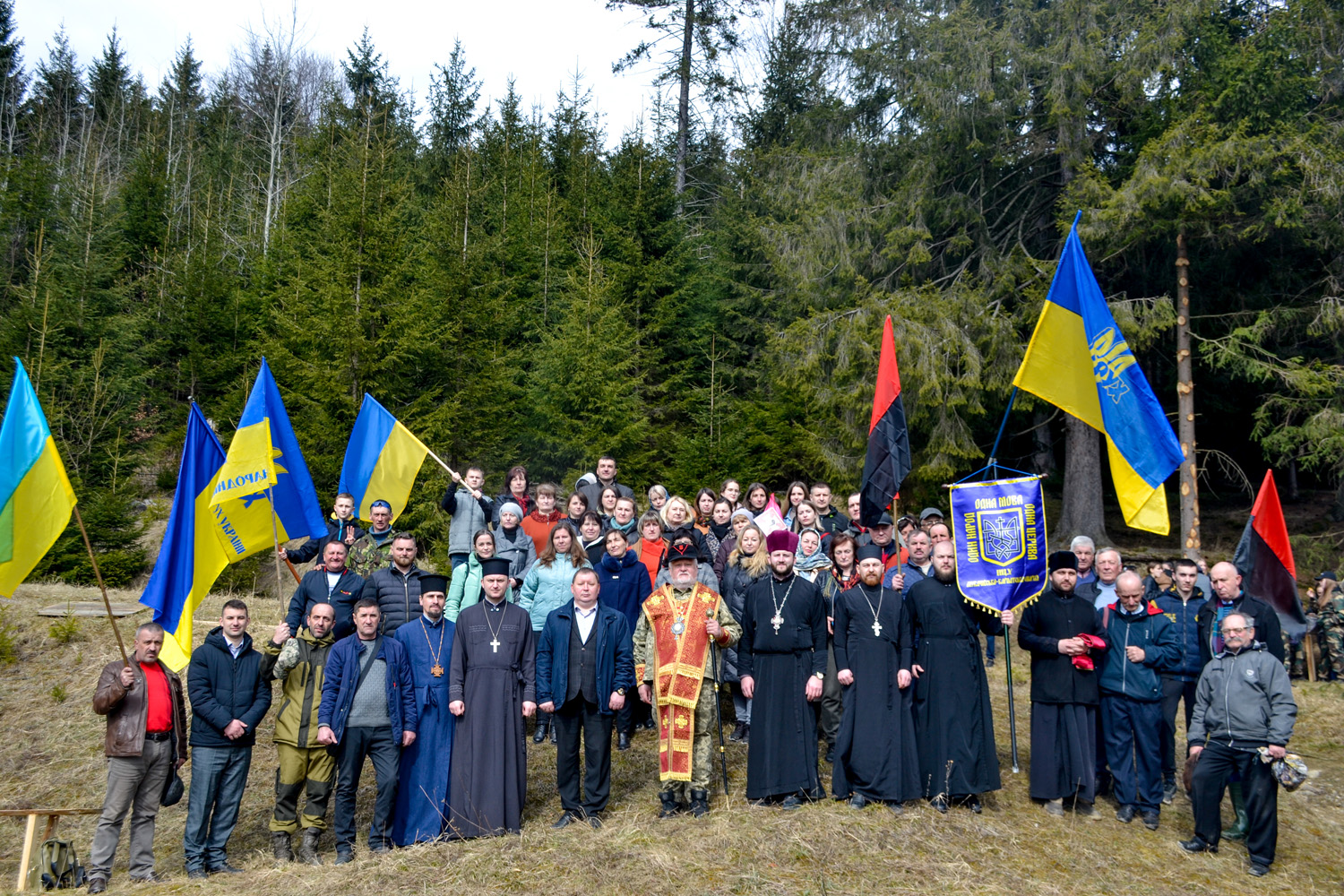 Представники української громадськості, місцевого самоврядування, РУХу, духовенства ПЦУ та МГКЄ вшанували Героїв Карпатської України на Яблунецькому перевалі
