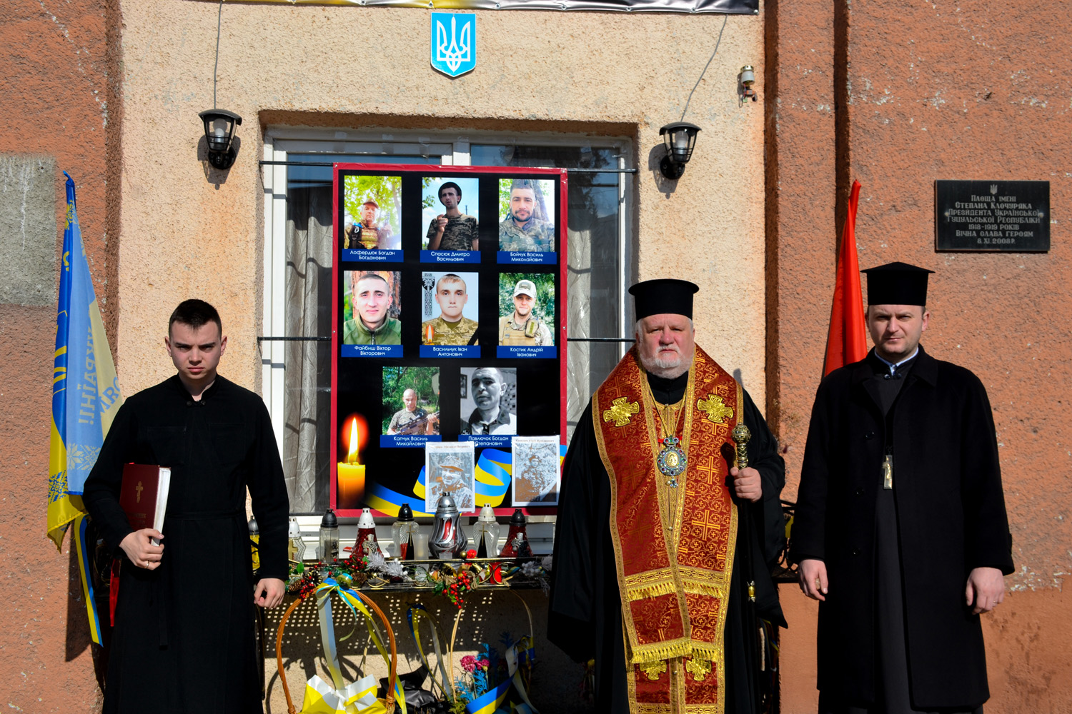 <strong>Єпископ Мукачівський і Карпатський Віктор Бедь молитовно вшанував полеглих українських воїнів-героїв з Ясінянської територіальної громади</strong>