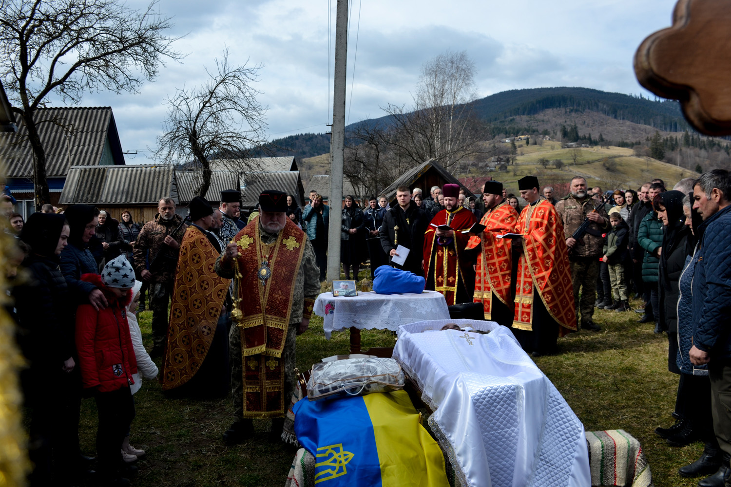 <strong>Єпископ Мукачівський і Карпатський Віктор Бедь очолив чин похорону полеглого смертю героїв воїна Юрія Дердюка з с. Чорна Тиса</strong>