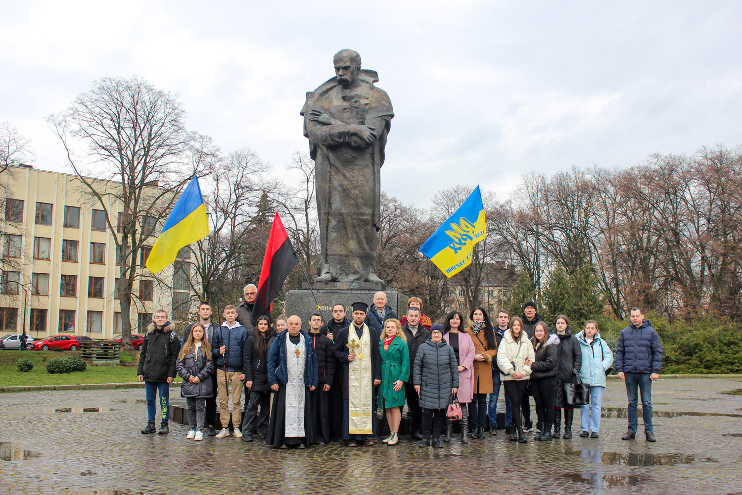 Представники української громадськості, за участі духовенства ПЦУ, вшанували світлу пам’ять Тараса Шевченка в м. Ужгород до 209-річчя від дня народження Великого пророка української нації