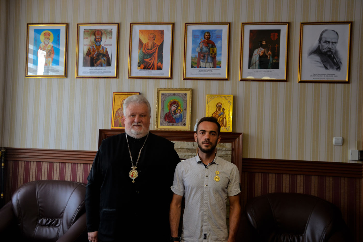 <strong>Єпископ Мукачівський і Карпатський Віктор Бедь нагородив Йосифа Шарі, українського воїна-добровольця високою церковною відзнакою</strong>