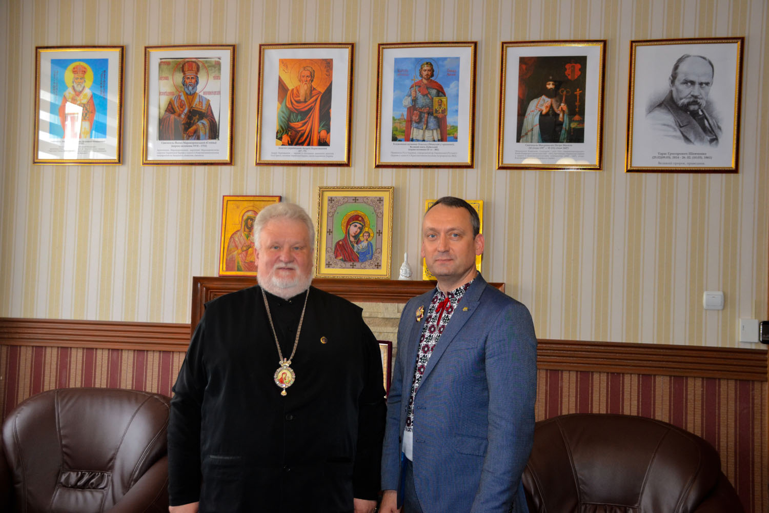 <strong>Єпископ Мукачівський і Карпатський Віктор Бедь нагородив Андрія Корната, голову Народного Руху України високою церковною відзнакою</strong>