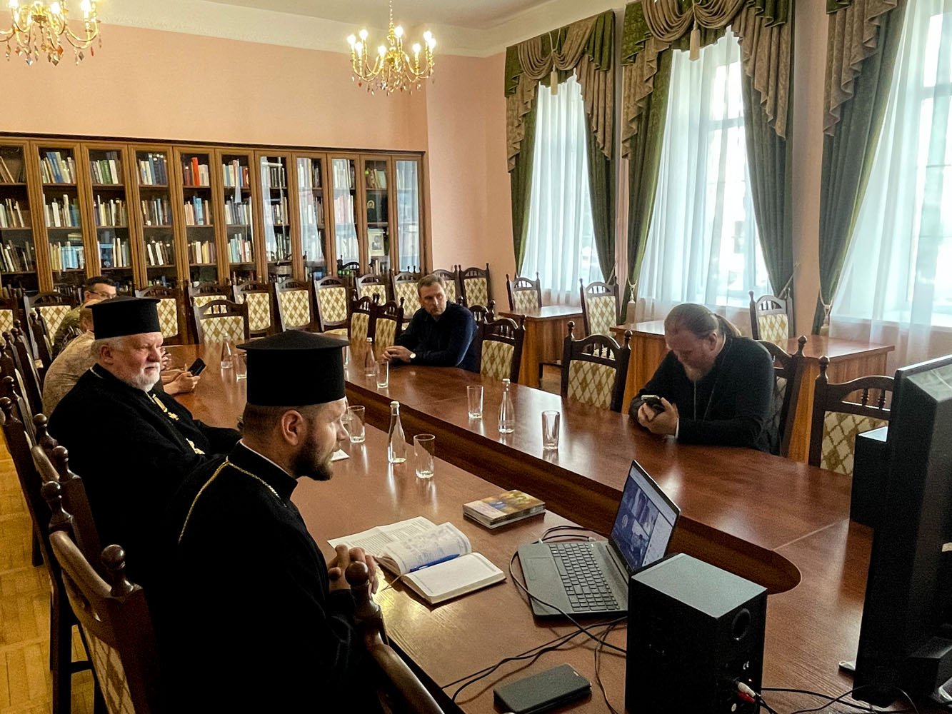 Єпископ Мукачівський і Карпатський взяв участь у круглому столі з питань походження та історичної спадковості Православної Церкви України