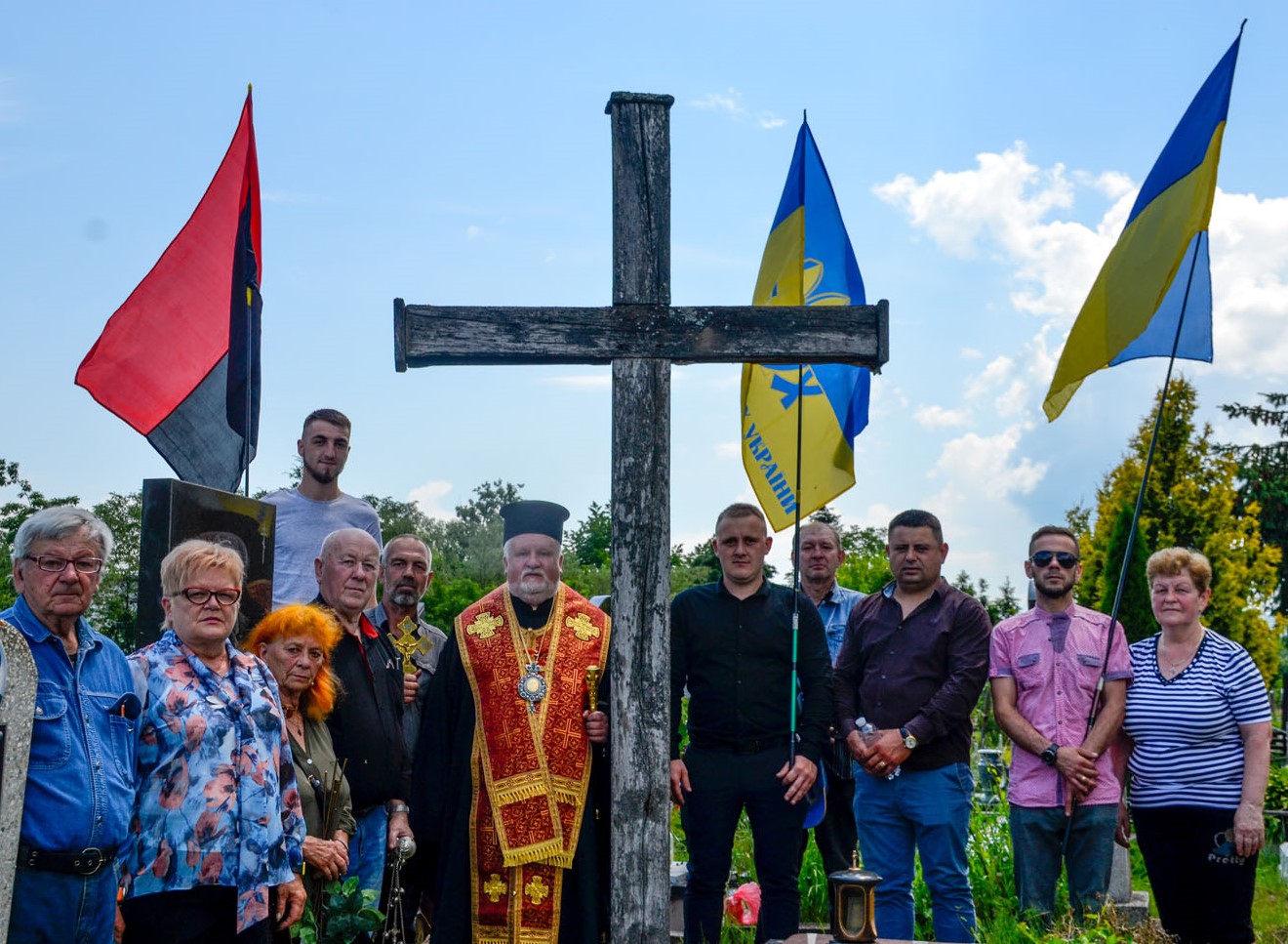 <strong>Рухівці Тячівщини молитовно вшанували полеглих борці за незалежність України у ХХ столітті та українських воїнів-захисників на міському цвинтарі у м. Тячів</strong>