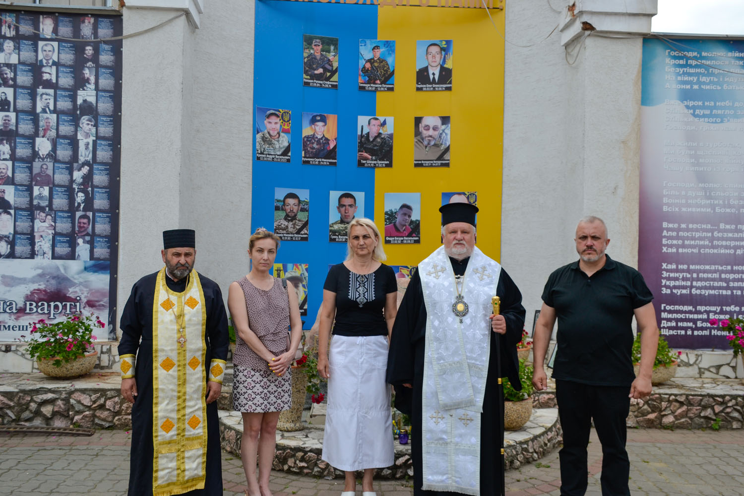 Єпископ Віктор Бедь, за участі представників НРУ, молитовно вшанували пам’ять полеглих Героїв Революції Гідності та українських воїнів-захисників біля пам’ятної стели у м. Берегове