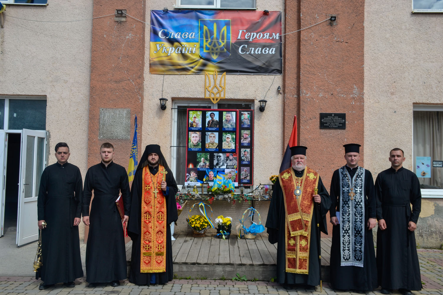Єпископ Віктор Бедь очолив літію за полеглими українськими воїнами-захисниками, колишніми мешканцями Ясінянської територіальної громади