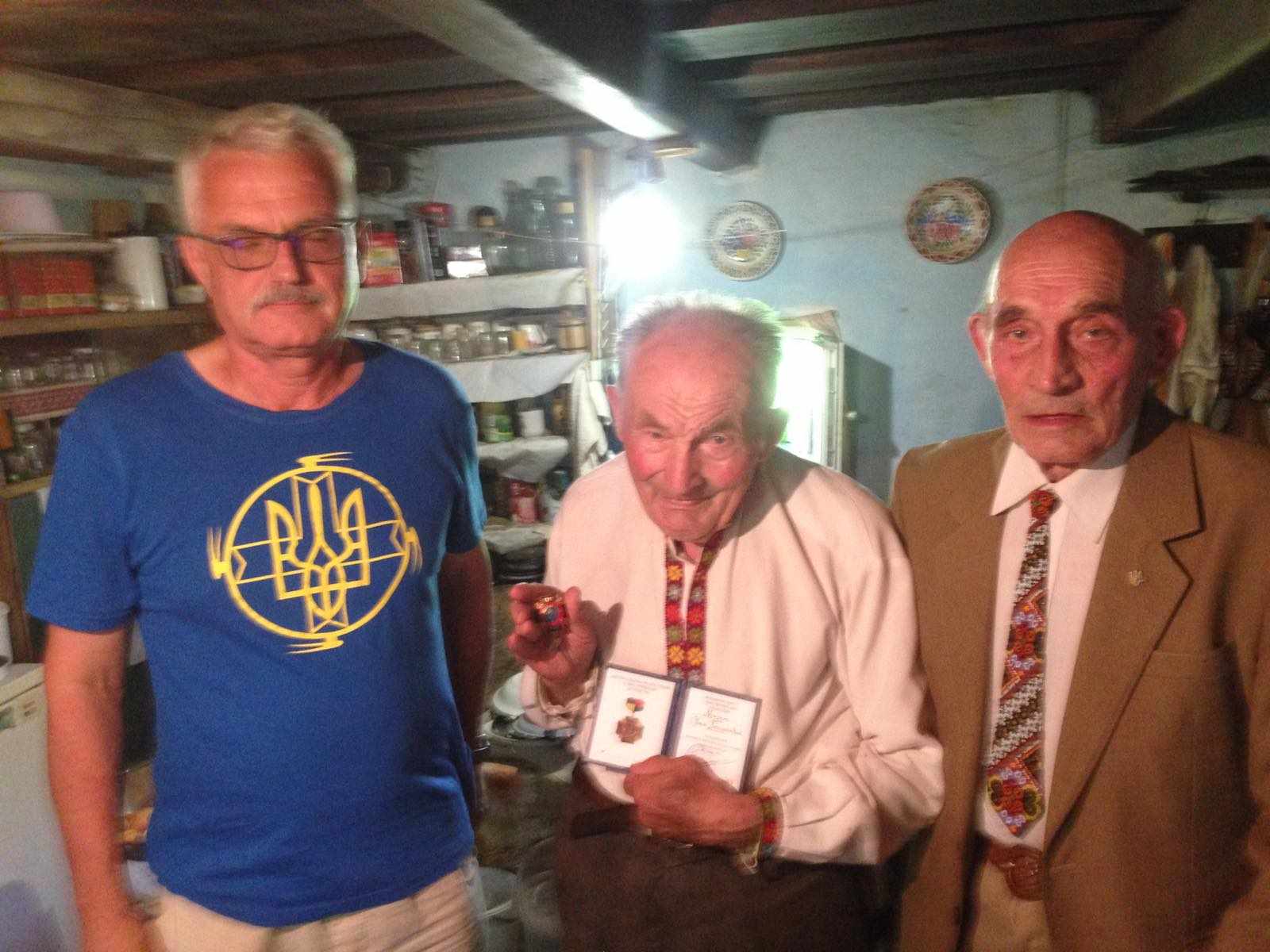На Рахівщині рухівці відвідали колишнього воїна УПА Івана Мирона