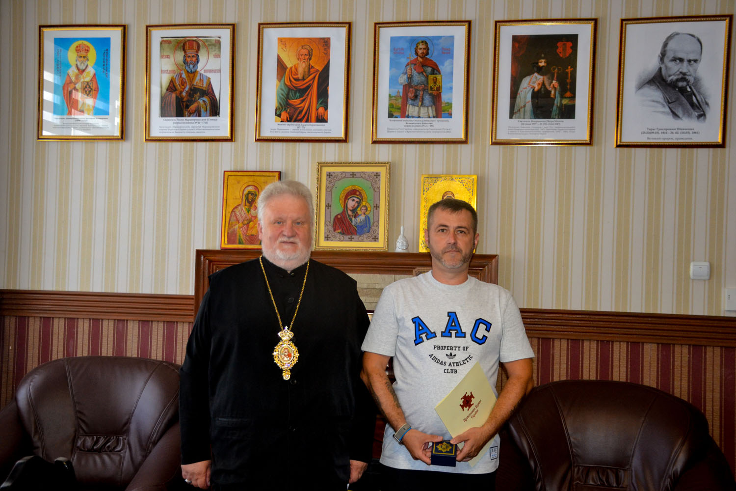 Єпископ Віктор Бедь, з благословення Предстоятеля ПЦУ, вручив церковний орден українському воїну-захиснику капітану Олександру Зозулинцю