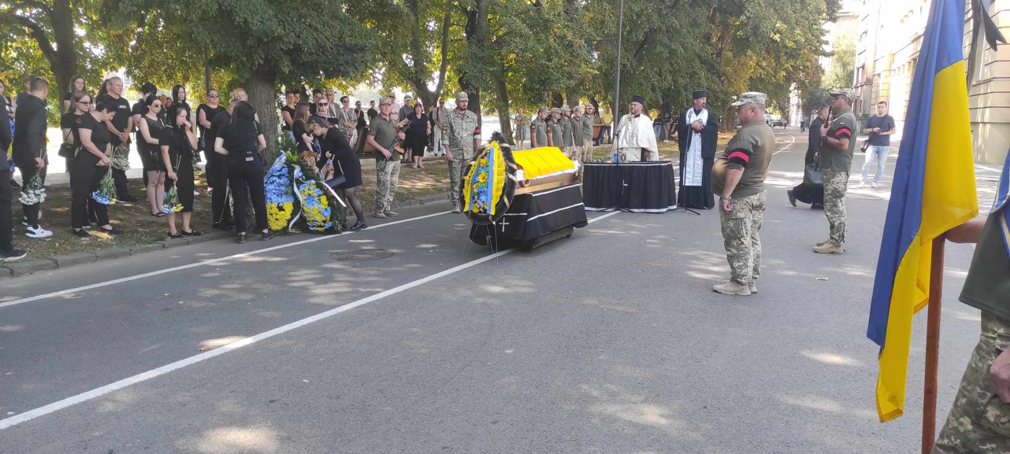 В Ужгороді в останню путь провели захисника України Віталія Лошака