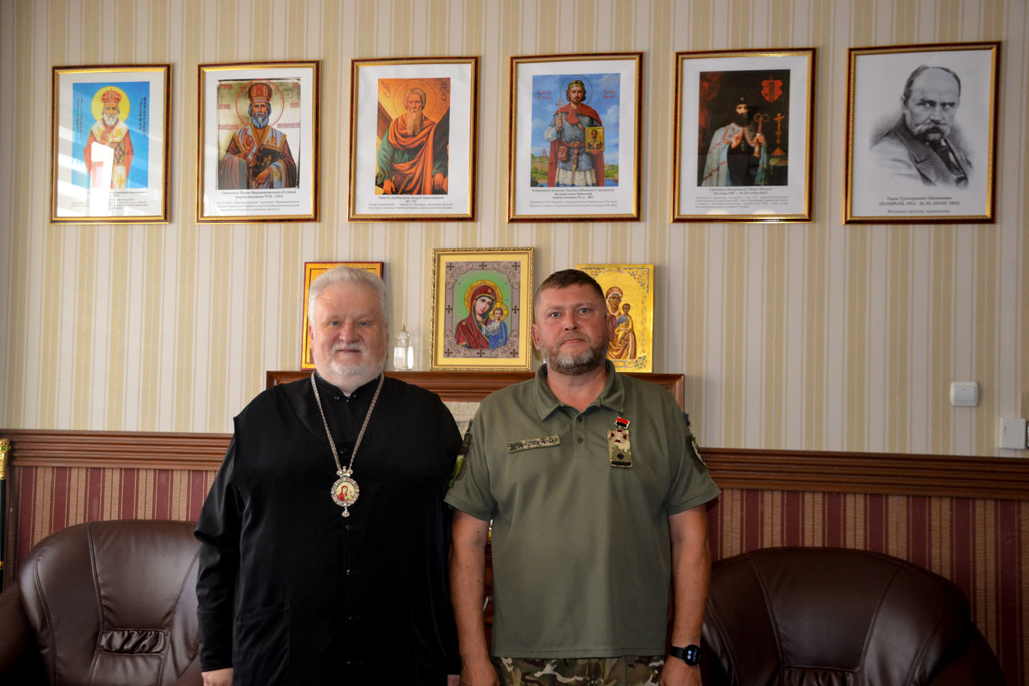 Єпископ Віктор Бедь нагородив майора Федора Скоробогатова, українського воїна-захисника високою відзнакою – орденом «Хрест за Честь і Віру»