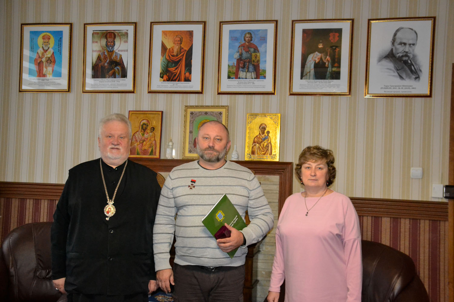 Єпископ Віктор Бедь удостоїв майора Євгена Ясінського, українського воїна-захисника високої відзнаки – ордена «Хрест за Честь і Віру»