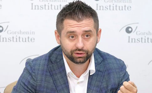 Арахамія пояснив, чому “слуги” не поспішають забороняти УПЦ МП: “я в церкву не ходжу”