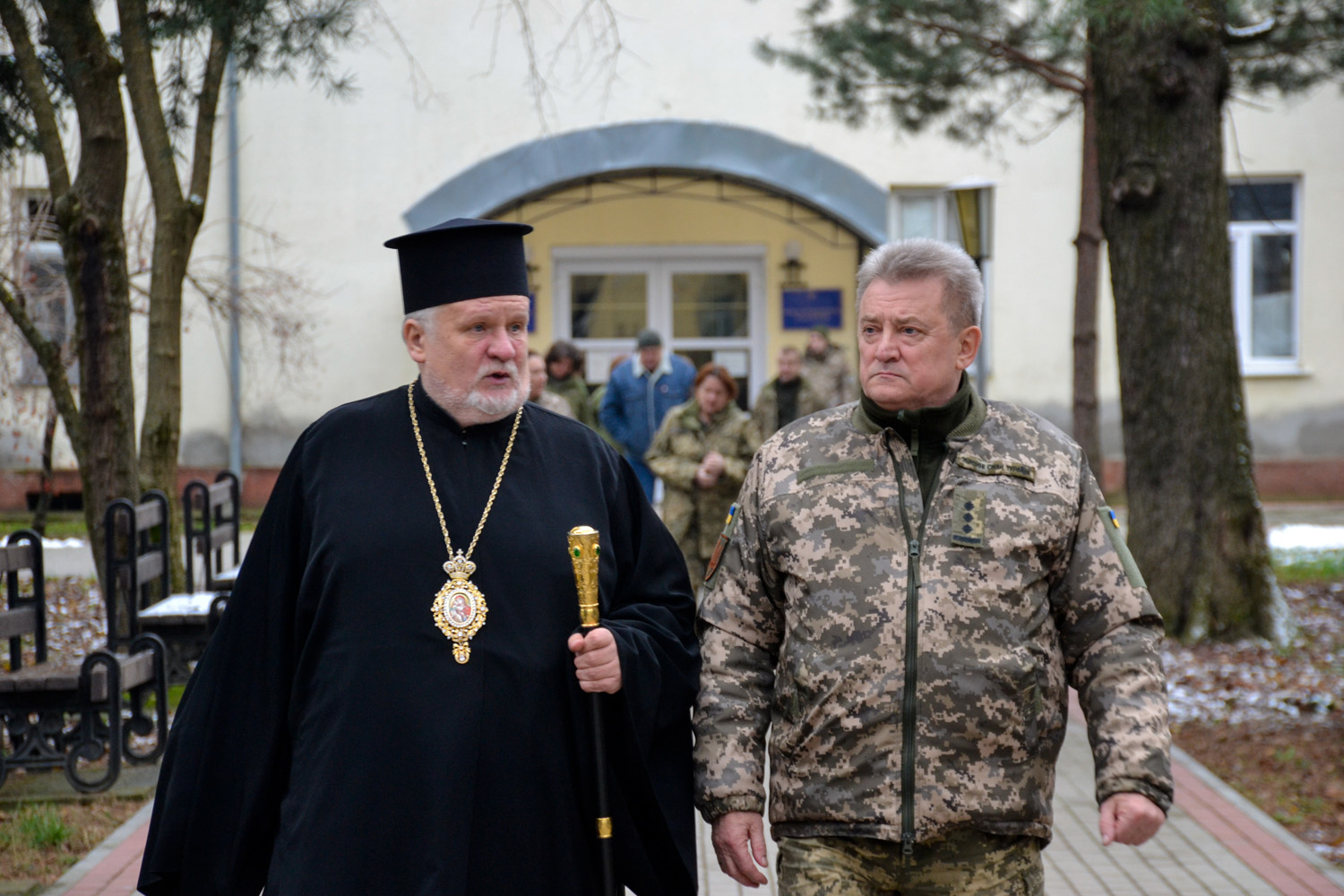Єпископ Віктор Бедь напередодні свята святителя Миколая відвідав Мукачівський військовий госпіталь та передав солодкі подарунки для діточок військових медиків