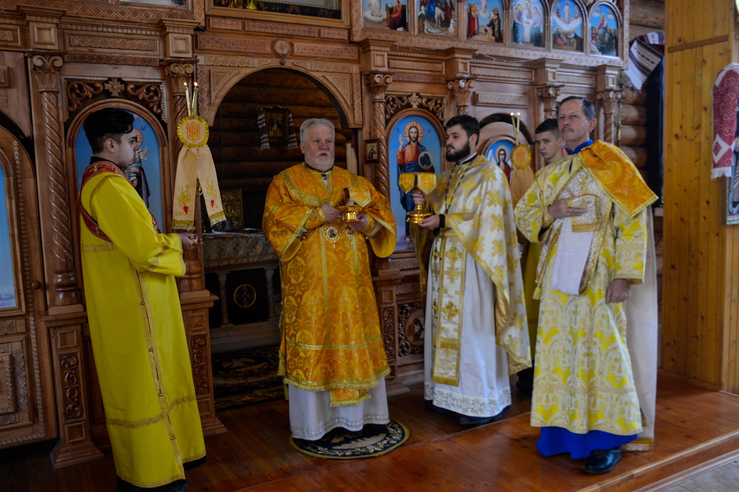 Єпископ Віктор Бедь очолив Божественну літургію у свято пам’яті святителя Миколая чудотворця та у День Збройних Сил України у кафедральному храмі м. Ужгород