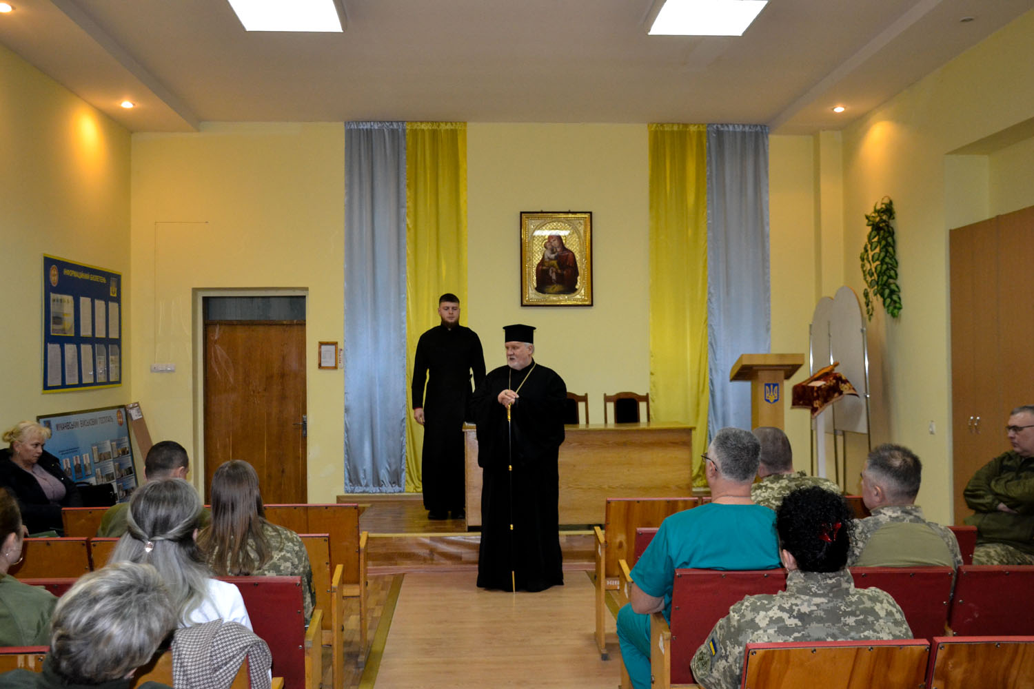 Єпископ Віктор Бедь удостоїв військових медиків Мукачівського військового госпіталю високих відзнак до Дня Збройних Сил України
